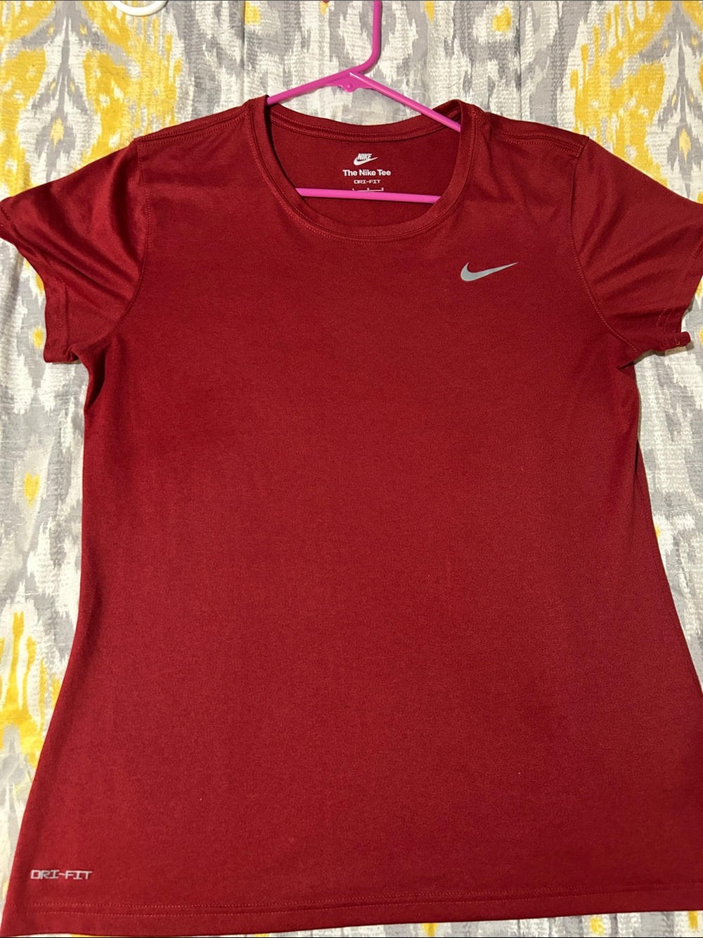 Nike Women’s Dri-FIT Short Sleeve Tee in Maroon with Silver Swoosh
